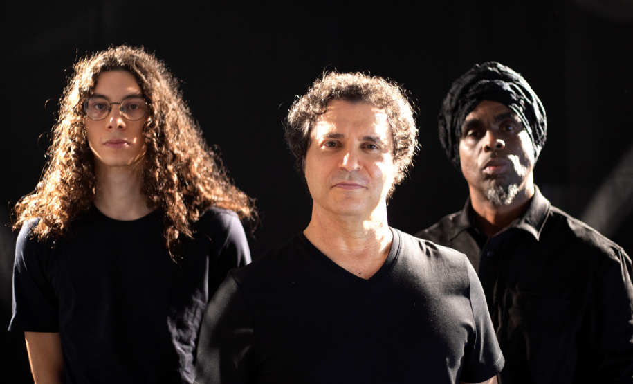 Frejat e filho se apresentam no palco do Teatro Guaíra