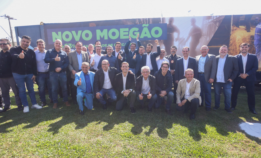 Governador Carlos massa ratinho Júnior recebe projeto executivo do Moegao do Paraná
