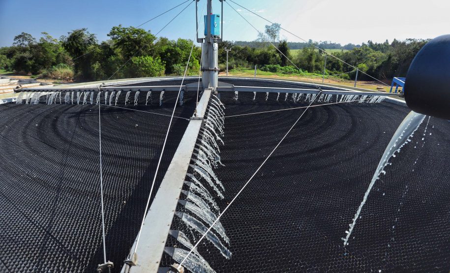 A nova estação terá capacidade para tratar 24,54 litros de esgoto por segundo, utilizando o sistema de lodo ativado SBR, que tem uma eficiência de tratamento superior ao processo que existe atualmente.