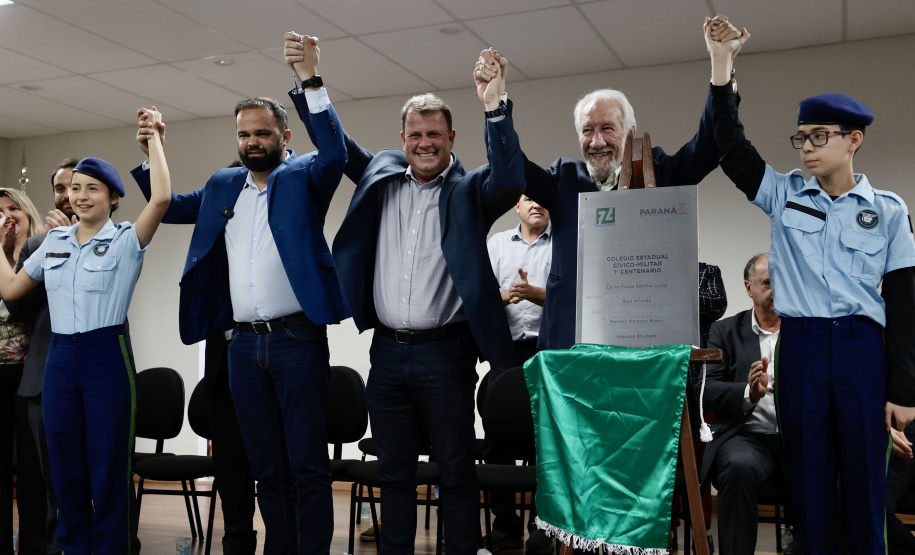Governo inaugura última escola paralisada pela Operação Quadro Negro, em Campo Largo
