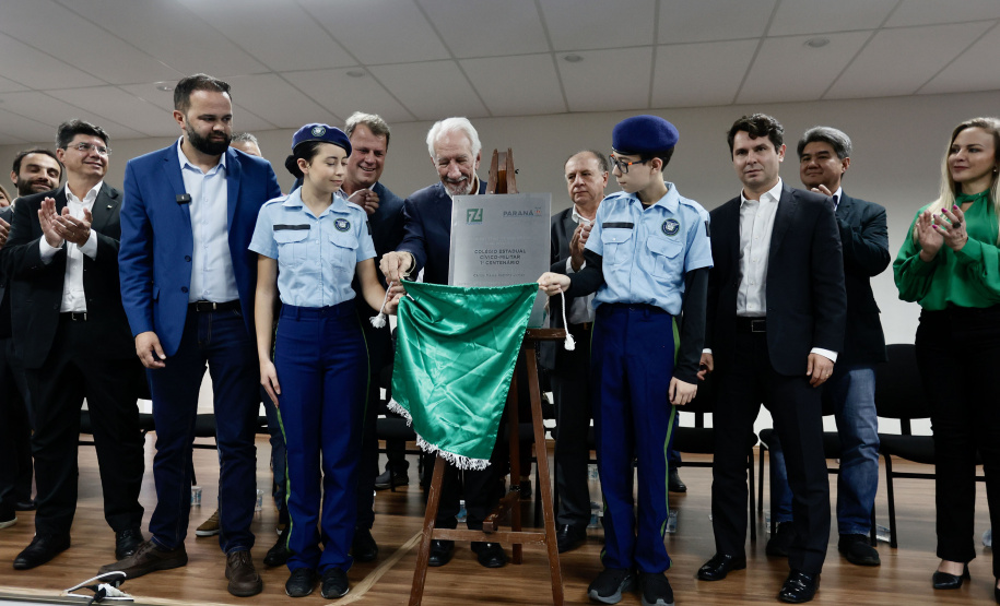 Governo inaugura última escola paralisada pela Operação Quadro Negro, em Campo Largo