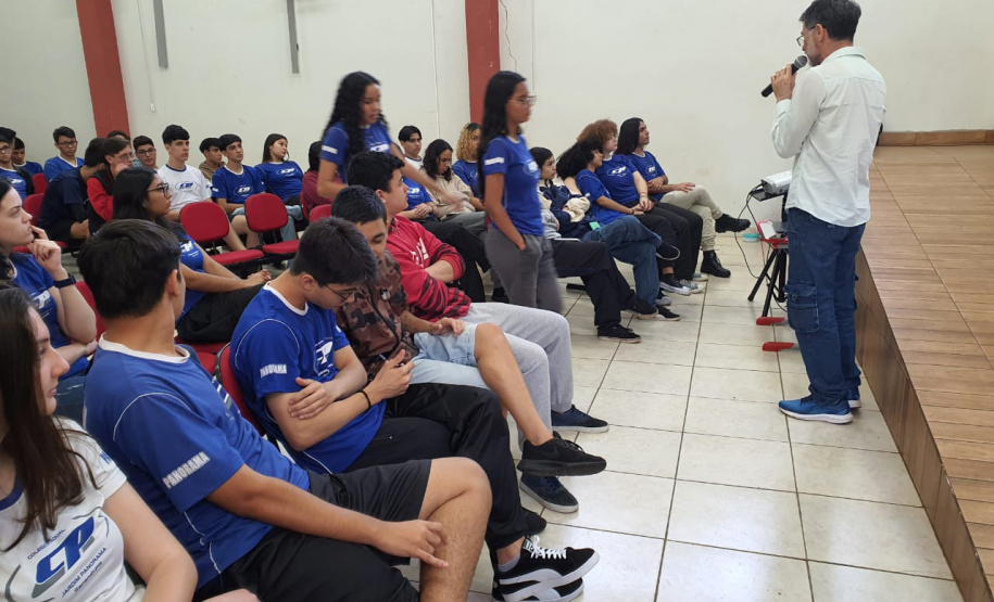 Alunos de escolas públicas recebem ações de educação fiscal em Sarandi e Campo Mourão