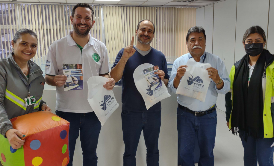 Portos do Paraná conscientiza sobre teste com etilômetro e separação de resíduos