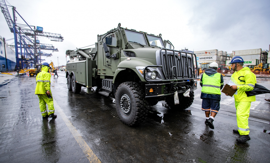 Porto de Paranaguá desembarca viaturas do Exército fabricadas nos EUA