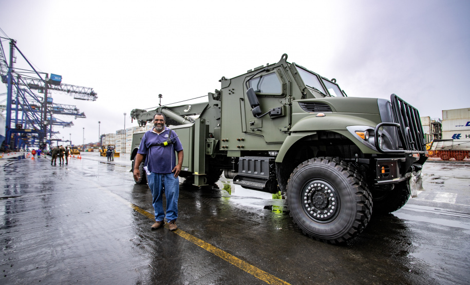 Porto de Paranaguá desembarca viaturas do Exército fabricadas nos EUA