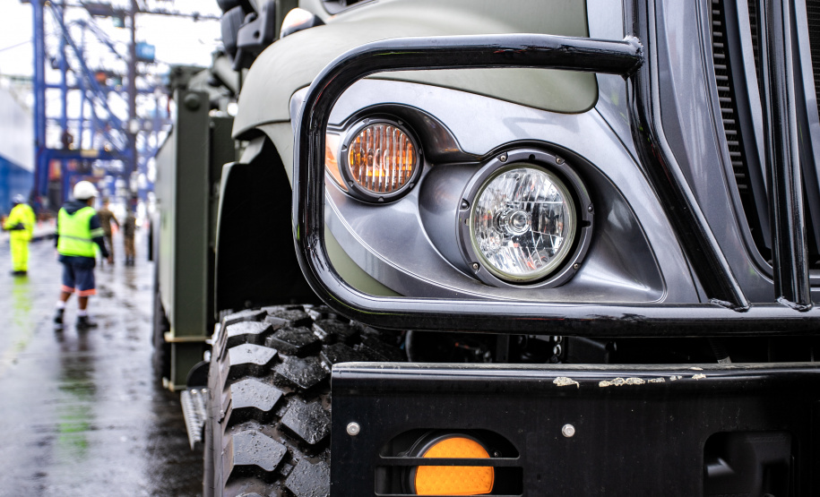 Porto de Paranaguá desembarca viaturas do Exército fabricadas nos EUA