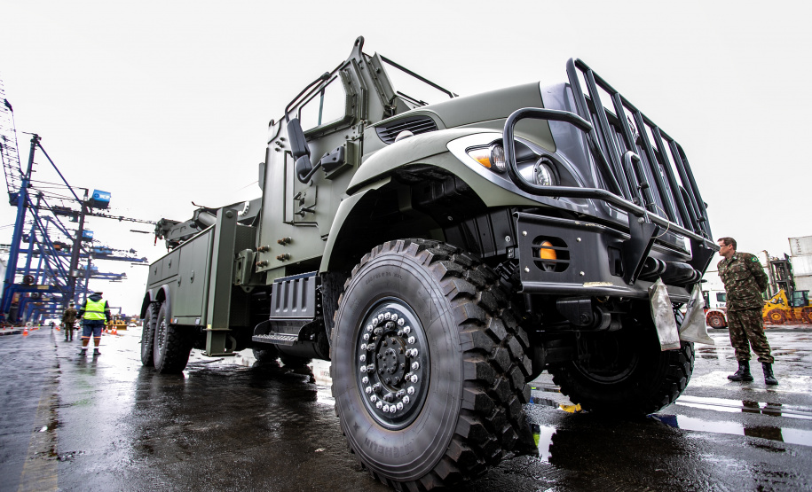 Porto de Paranaguá desembarca viaturas do Exército fabricadas nos EUA