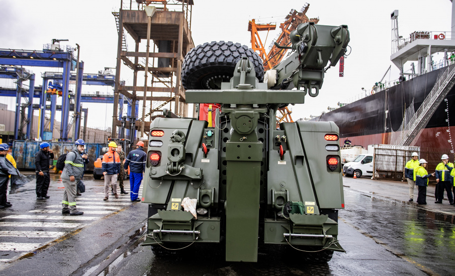 Porto de Paranaguá desembarca viaturas do Exército fabricadas nos EUA