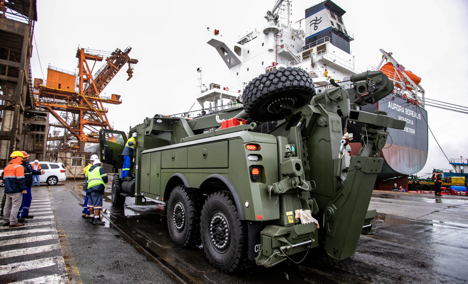Porto de Paranaguá desembarca viaturas do Exército fabricadas nos EUA
