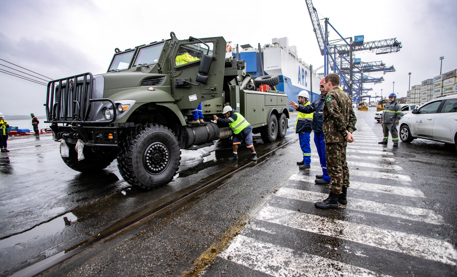 Porto de Paranaguá desembarca viaturas do Exército fabricadas nos EUA