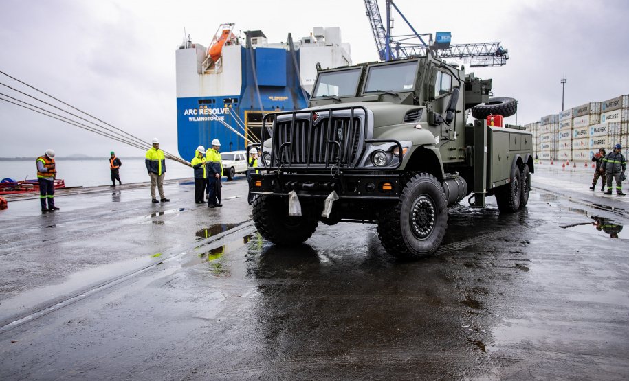 Porto de Paranaguá desembarca viaturas do Exército fabricadas nos EUA