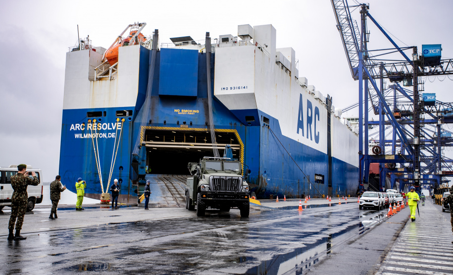 Porto de Paranaguá desembarca viaturas do Exército fabricadas nos EUA
