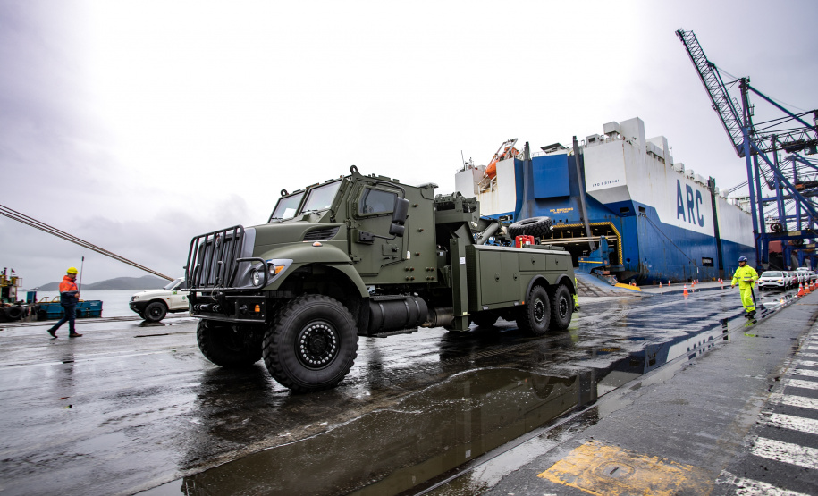 Porto de Paranaguá desembarca viaturas do Exército fabricadas nos EUA