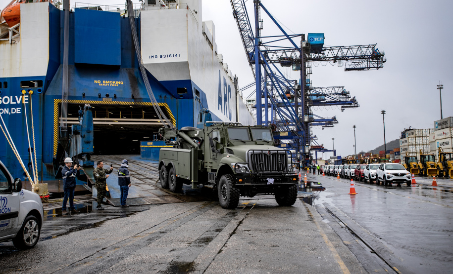 Porto de Paranaguá desembarca viaturas do Exército fabricadas nos EUA