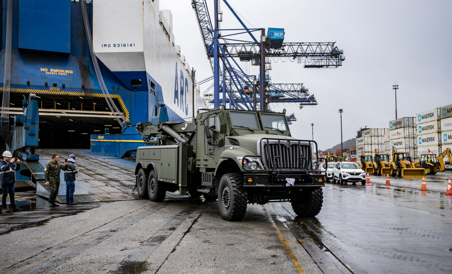 Porto de Paranaguá desembarca viaturas do Exército fabricadas nos EUA