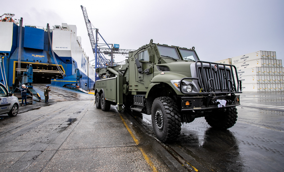 Porto de Paranaguá desembarca viaturas do Exército fabricadas nos EUA
