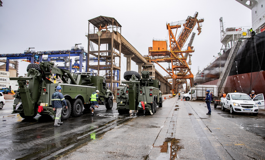 Porto de Paranaguá desembarca viaturas do Exército fabricadas nos EUA