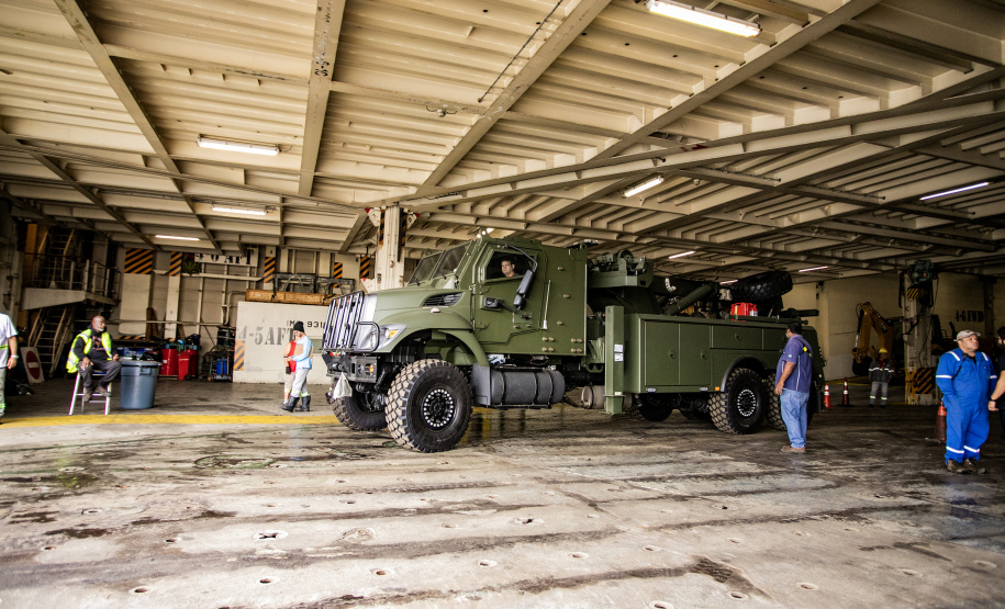 Porto de Paranaguá desembarca viaturas do Exército fabricadas nos EUA