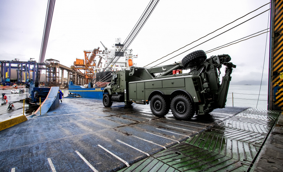 Porto de Paranaguá desembarca viaturas do Exército fabricadas nos EUA