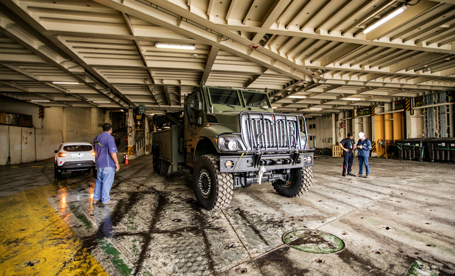 Porto de Paranaguá desembarca viaturas do Exército fabricadas nos EUA