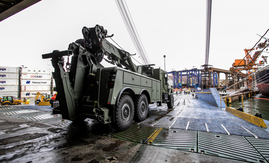 Porto de Paranaguá desembarca viaturas do Exército fabricadas nos EUA