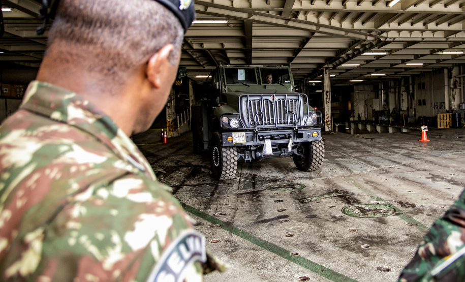 Porto de Paranaguá desembarca viaturas do Exército fabricadas nos EUA