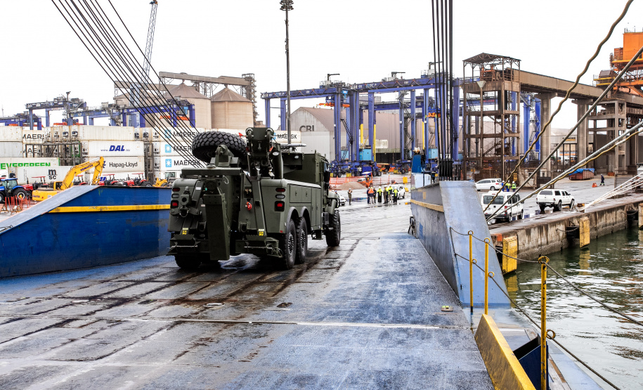 Porto de Paranaguá desembarca viaturas do Exército fabricadas nos EUA