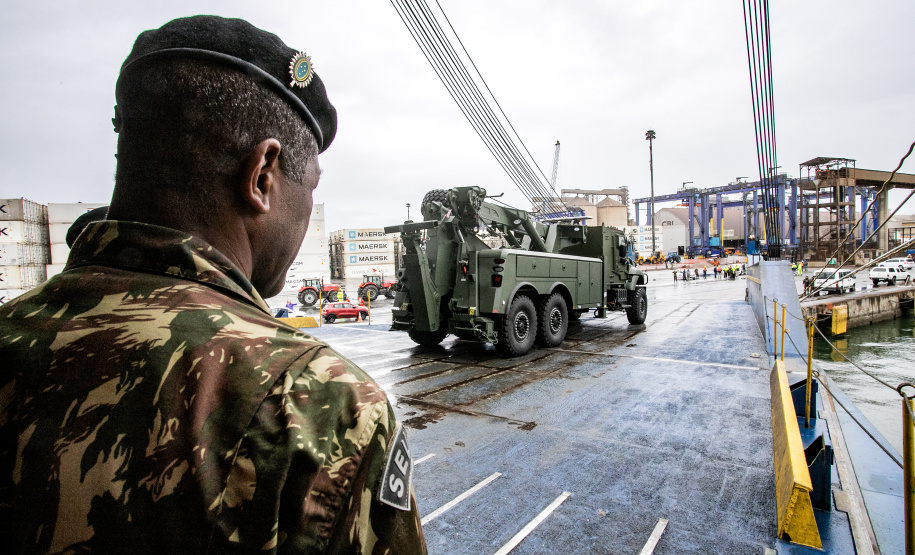 Porto de Paranaguá desembarca viaturas do Exército fabricadas nos EUA