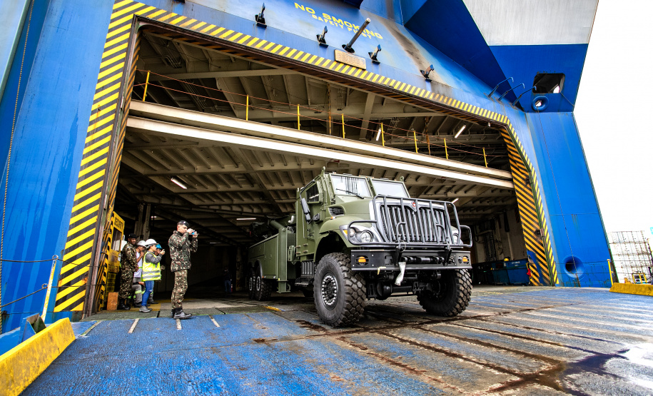 Porto de Paranaguá desembarca viaturas do Exército fabricadas nos EUA