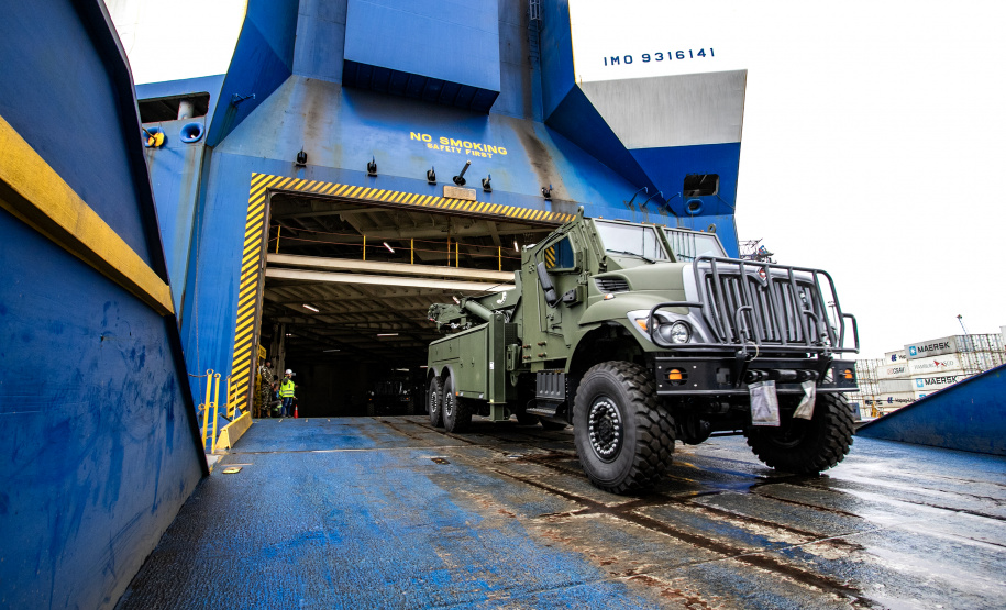 Porto de Paranaguá desembarca viaturas do Exército fabricadas nos EUA