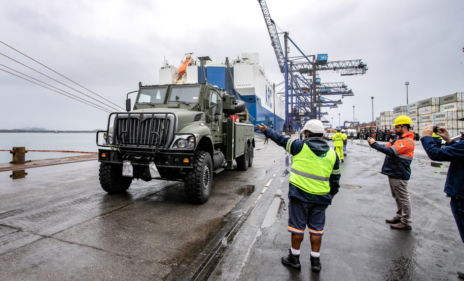 Porto de Paranaguá desembarca viaturas do Exército fabricadas nos EUA