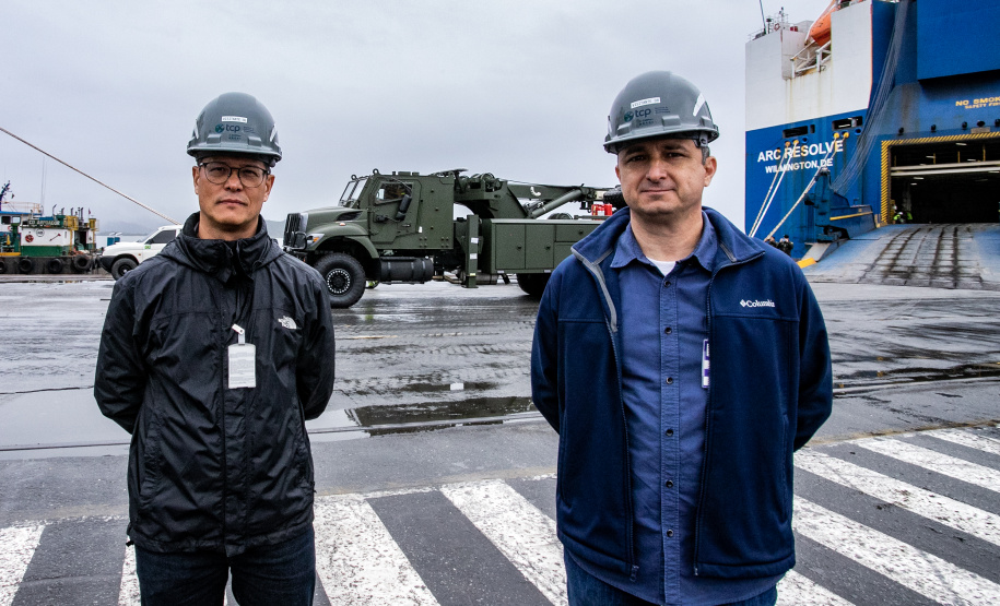 Porto de Paranaguá desembarca viaturas do Exército fabricadas nos EUA