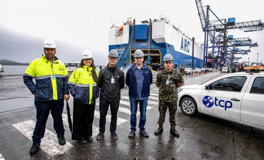 Porto de Paranaguá desembarca viaturas do Exército fabricadas nos EUA