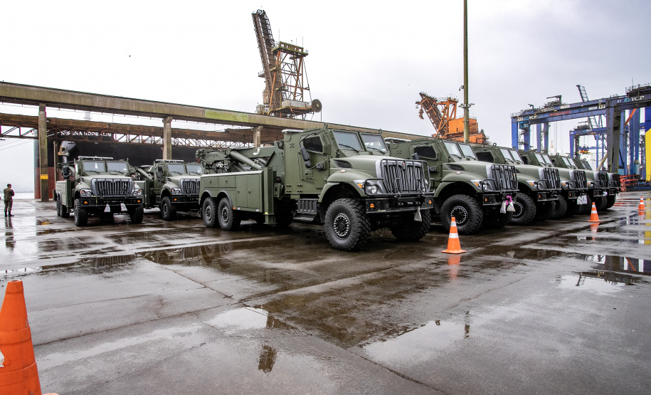 Porto de Paranaguá desembarca viaturas do Exército fabricadas nos EUA