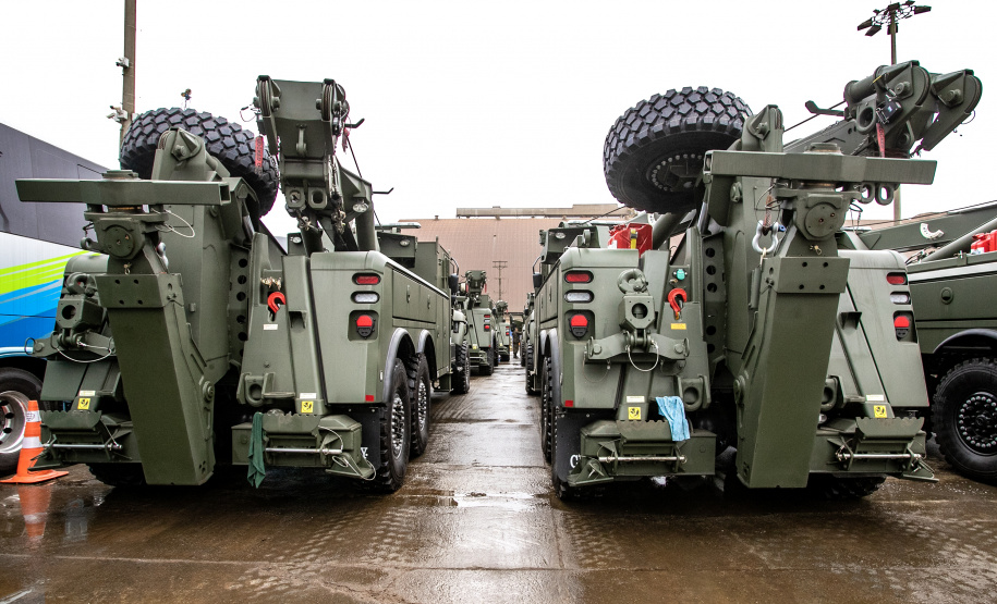Porto de Paranaguá desembarca viaturas do Exército fabricadas nos EUA