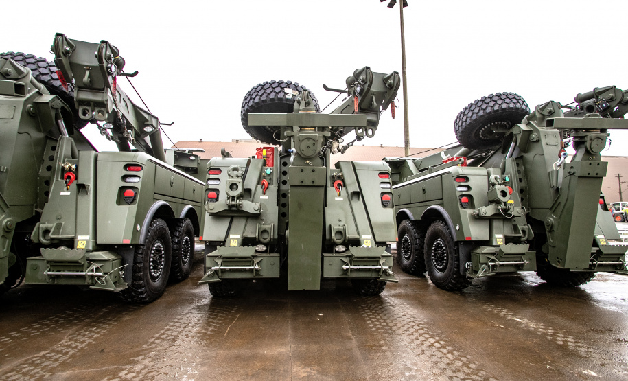 Porto de Paranaguá desembarca viaturas do Exército fabricadas nos EUA