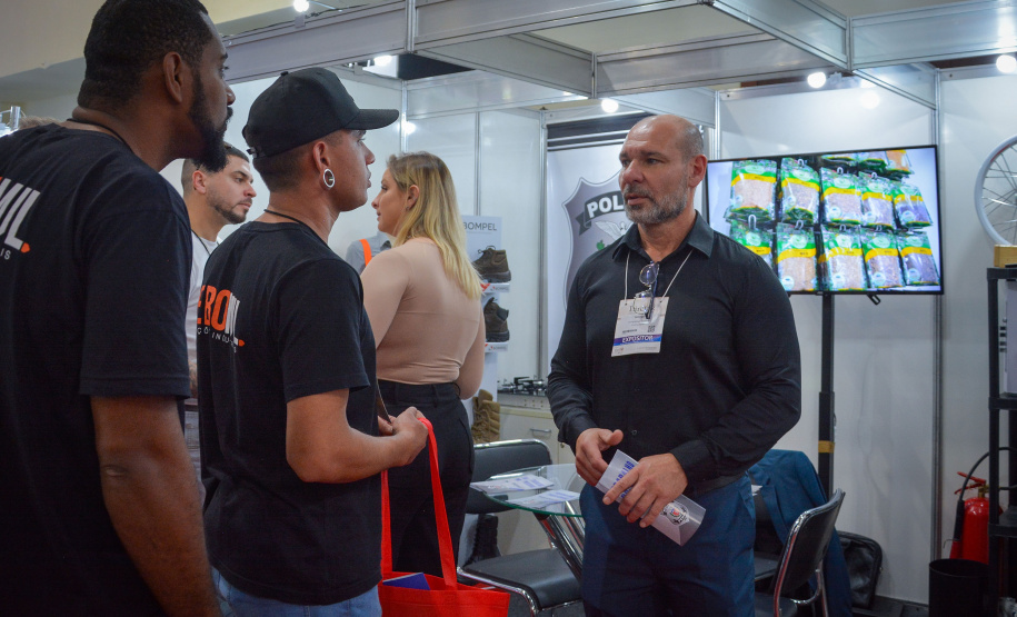 Polícia Penal expõe materiais produzidos através da mão de obra prisional paranaense em feira industrial