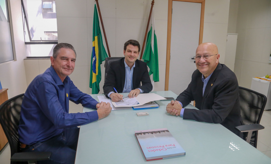 O Governo do Estado, por meio da Secretaria das Cidades (Secid), autorizou nesta segunda-feira (07) o processo licitatório para a edificação de uma nova escola em Jundiaí do Sul, no Norte Pioneiro. O prefeito Eclair Rauen recebeu das mãos do secretário Eduardo Pimentel o edital que autoriza a obra