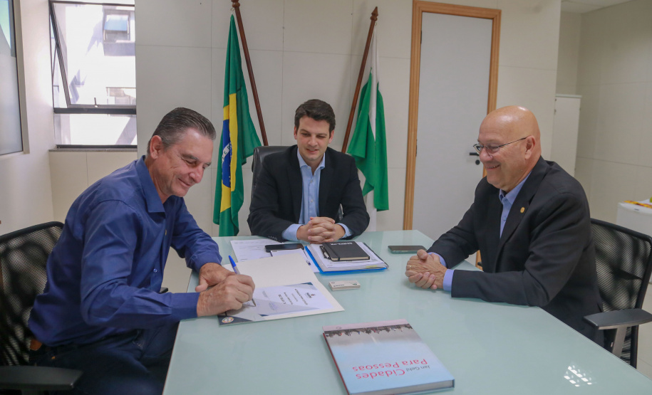 O Governo do Estado, por meio da Secretaria das Cidades (Secid), autorizou nesta segunda-feira (07) o processo licitatório para a edificação de uma nova escola em Jundiaí do Sul, no Norte Pioneiro. O prefeito Eclair Rauen recebeu das mãos do secretário Eduardo Pimentel o edital que autoriza a obra