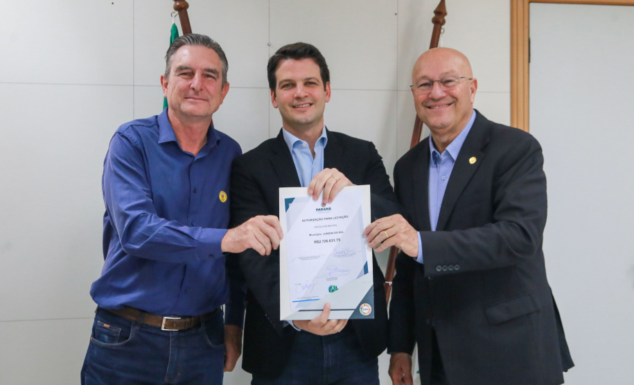 O Governo do Estado, por meio da Secretaria das Cidades (Secid), autorizou nesta segunda-feira (07) o processo licitatório para a edificação de uma nova escola em Jundiaí do Sul, no Norte Pioneiro. O prefeito Eclair Rauen recebeu das mãos do secretário Eduardo Pimentel o edital que autoriza a obra