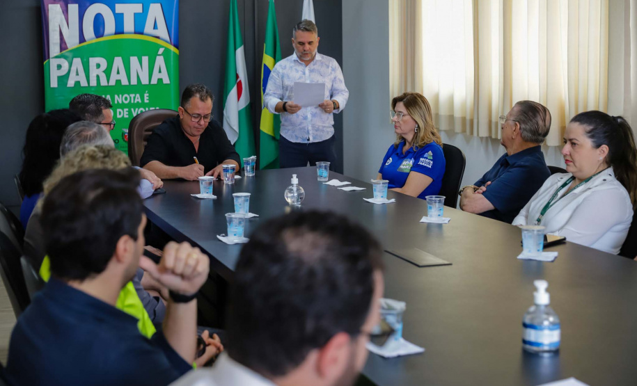 40º milionário da história do Nota Paraná recebe cheque simbólico em Cambé