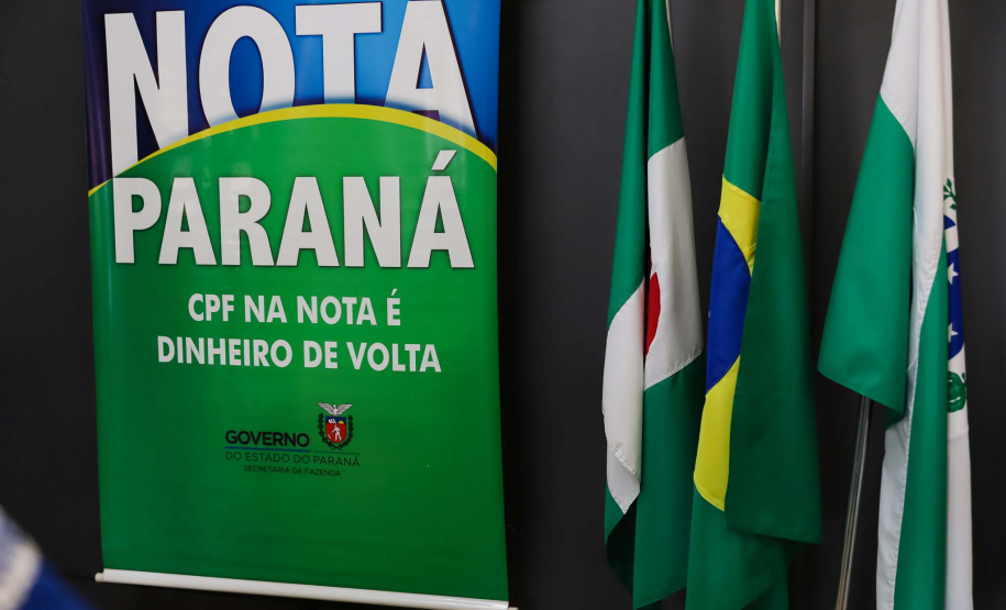 40º milionário da história do Nota Paraná recebe cheque simbólico em Cambé