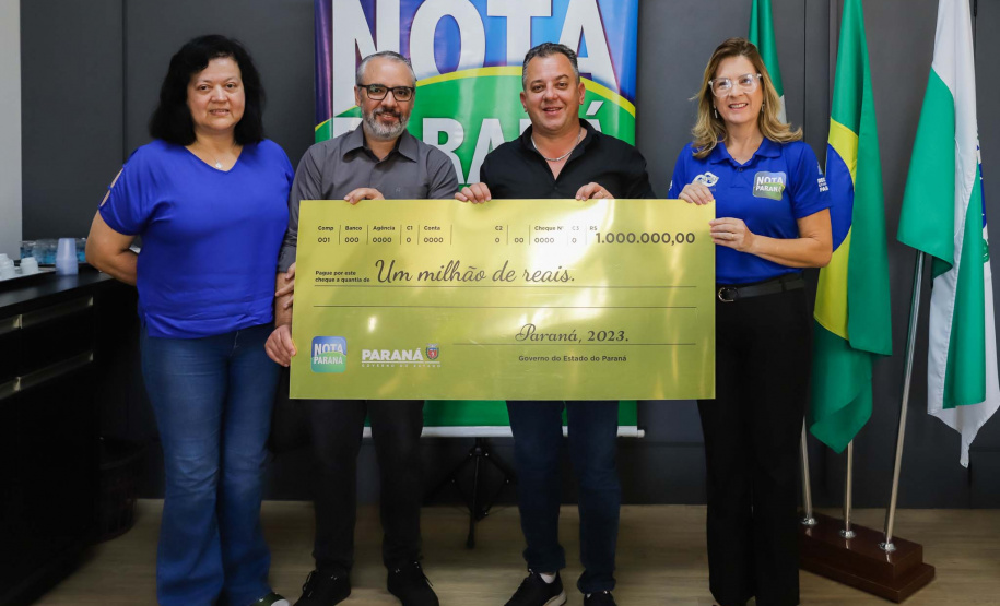 40º milionário da história do Nota Paraná recebe cheque simbólico em Cambé