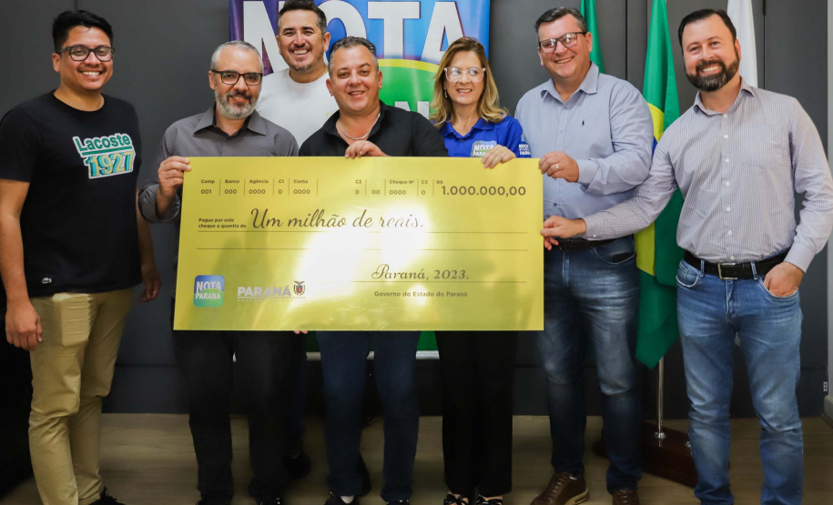 40º milionário da história do Nota Paraná recebe cheque simbólico em Cambé
