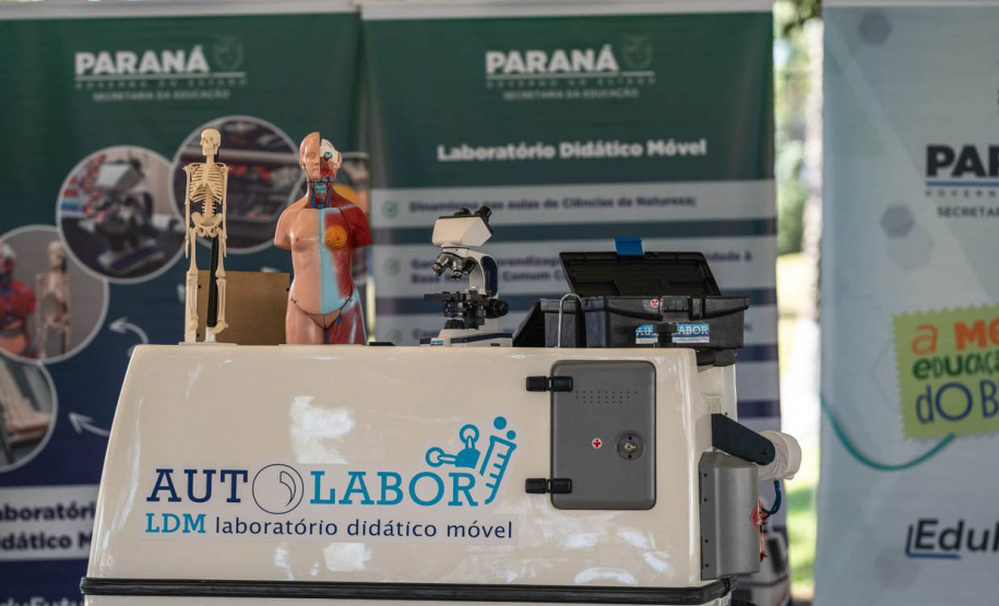 Governo do Paraná entrega primeira unidade dos novos laboratórios didáticos móveis para uso nas aulas da rede estadual