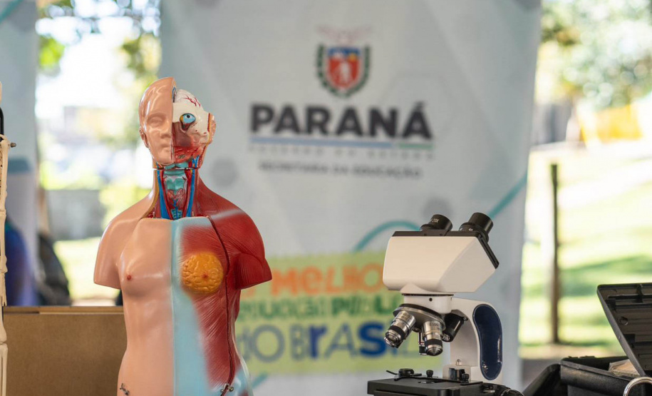Governo do Paraná entrega primeira unidade dos novos laboratórios didáticos móveis para uso nas aulas da rede estadual