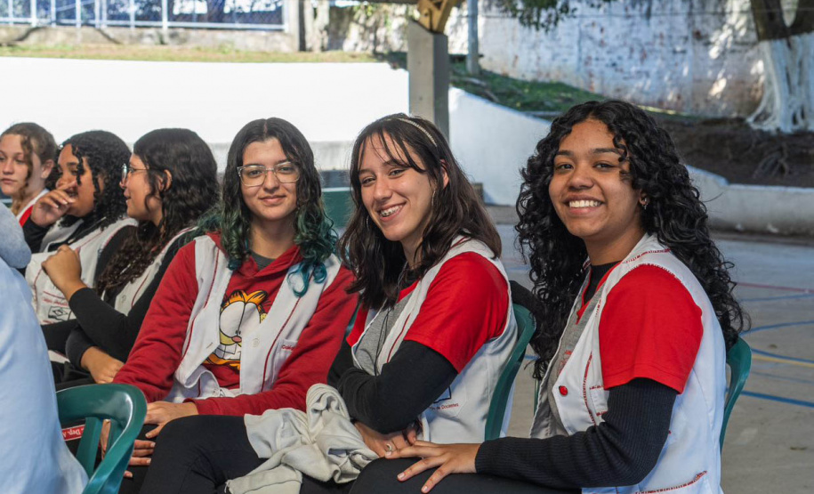 Governo do Paraná entrega primeira unidade dos novos laboratórios didáticos móveis para uso nas aulas da rede estadual