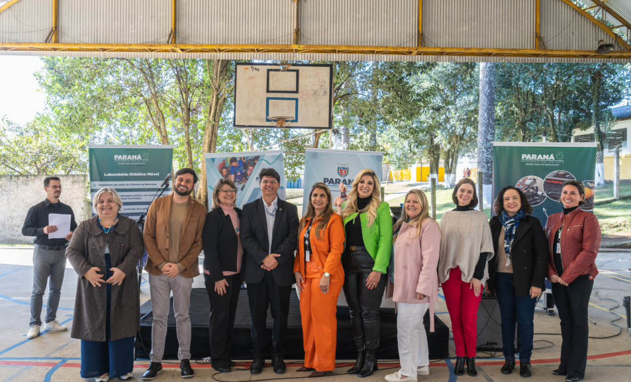 Governo do Paraná entrega primeira unidade dos novos laboratórios didáticos móveis para uso nas aulas da rede estadual