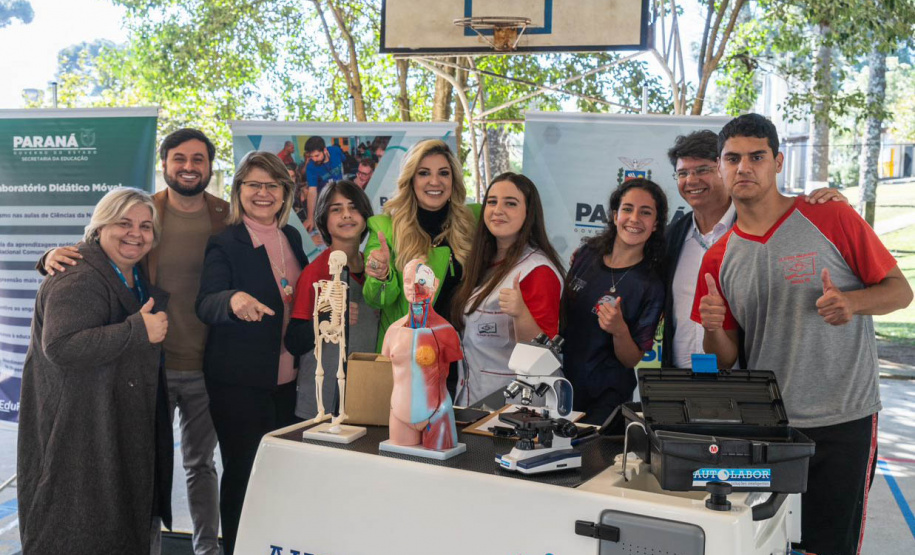 Governo do Paraná entrega primeira unidade dos novos laboratórios didáticos móveis para uso nas aulas da rede estadual