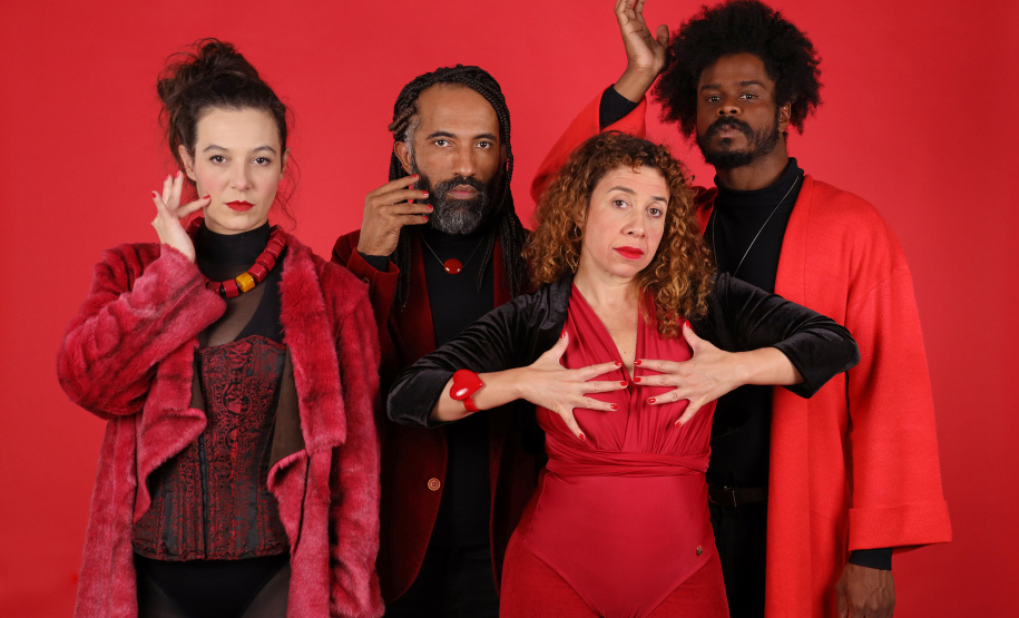 Em Libras e Português, companhia curitibana usa o teatro para pensar as línguas